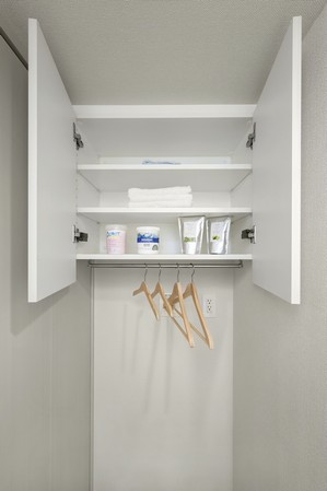 Directions to the model room (a word from the person in charge)