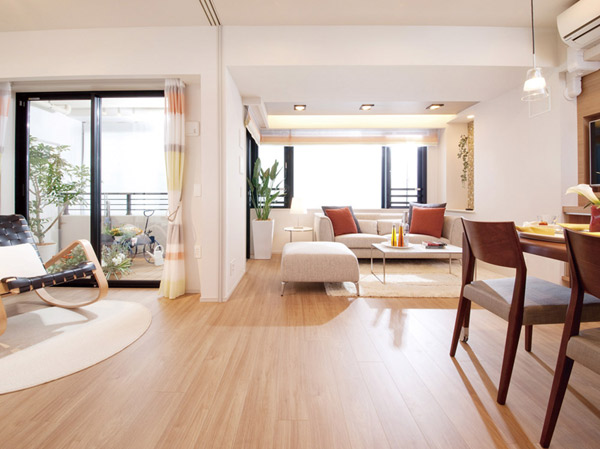 Living.  [LIVING DINING] Facing south ・ A wide span center, Corner relaxed plan that effectively adopted as the sash is attractive.  ※ Indoor posted below ・ All amenities are model room D type, Some options (application deadline Yes ・ Paid) including