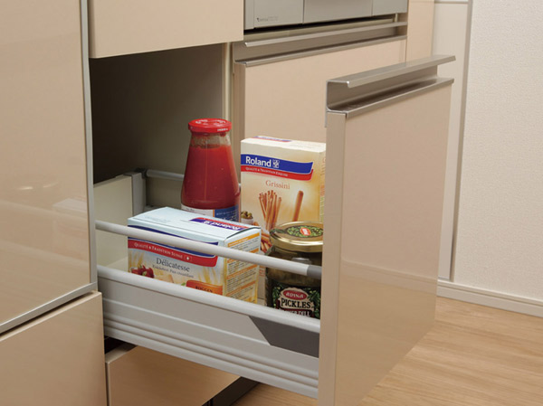 Kitchen.  [Bull motion function with slide storage] The door of the kitchen of the slide housing, Adopted a bull motion function, Soften the impact when the door is closed, It closes slowly.  ※ Except for some
