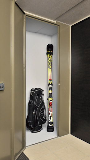 Receipt.  [All houses with trunk room] It was provided with a trunk room to the front door of all households. It is convenient to be able to accommodate outdoor goods, etc.. (Same specifications) ※ Installed only on the balcony F type