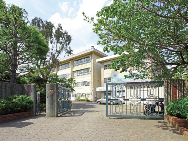 Surrounding environment. City Arima junior high school (about 560m ・ 7-minute walk)