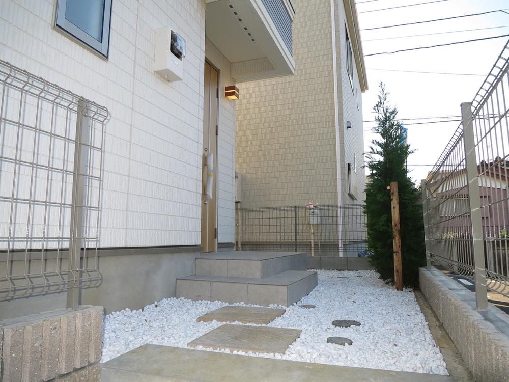 Entrance. Local (11 May 2013) Shooting