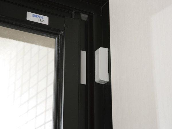Security.  [Security magnet sensor] Set up a crime prevention magnet sensor in the window of the total dwelling unit (except for the FIX window). Sensor detects if the intruder opened the window, Audible alarm will sound in the intercom base unit, Control room ・ It will be automatically reported to the security company. (Same specifications)