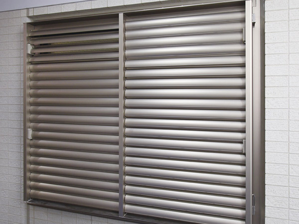 Security.  [Movable louver surface lattice] It has adopted the louver surface lattice of movable in the window, such as a shared corridor side Western-style. You can adjust the angle of the louver, While protecting the privacy, You can ensure the ventilation.  ※ Except for the part surface lattice (same specifications)
