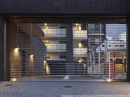 Features of the building.  [Ring shutter] The parking lot of the doorway next to the entrance, It established the ring shutter. It has become the electric shutter that can be opened and closed by remote control operation without getting off from the car. Restrict outsiders from entering the parking lot, Protect your precious car. (Same specifications)