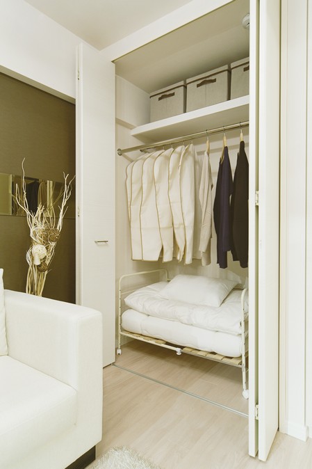 Closet closet futon can be housed depth 90㎝ closet of (core s). It can also be neat storage such as costume case