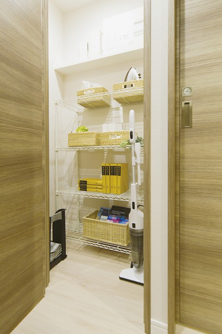 Directions to the model room (a word from the person in charge)