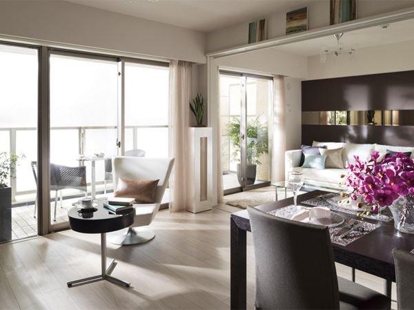 Living.  [living ・ dining] Adopted out frame construction method, Slide Wall (movable partition) and the sliding door, etc., Dwelling has devised the eyes of. (Model Room F type)