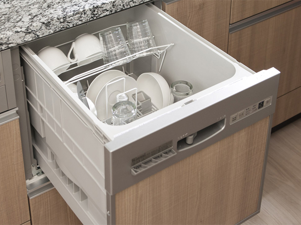 Kitchen.  [Dishwasher] In addition to the lower shower, Evenly washed with spreading the shower from the top. So it can be cleaned at a time in large-capacity, Also it leads to water-saving. (Model Room F type)