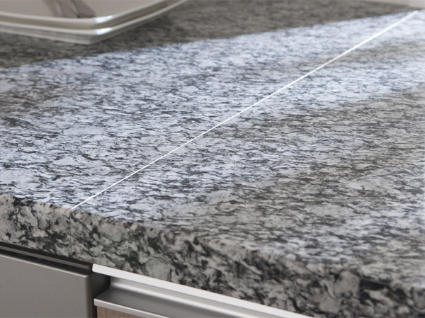 Kitchen.  [The top plate of natural granite] Adopted a work top of natural granite with cleanliness and texture (Naniwa white). Heat-resisting ・ Enhance the weather resistance, etc., Because care is also simple, A specification that maintain a more long beauty. (Model Room F type)