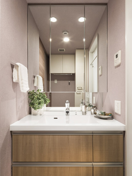 Bathing-wash room.  [Powder Room] Three-sided mirror back storage Ya that can clean organize Toiletries, Sliding storage, etc., Powder room which adopted the rich storage. (Model Room F type)