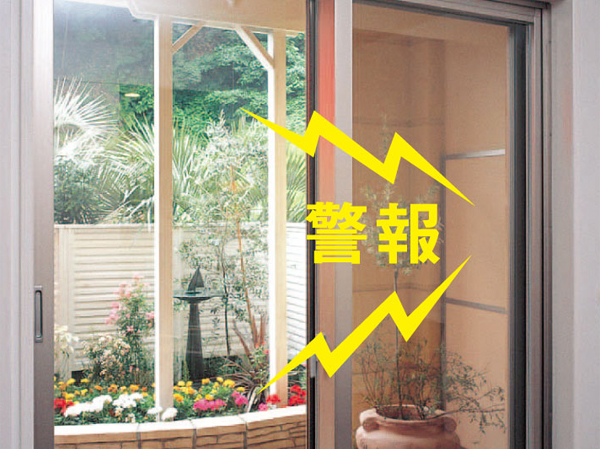 Security.  [Security Window Sensor] Installing a security window sensors to dwelling unit of the sash to prepare for the invasion from the window. When the sensor detects an abnormality in the system operation, It emits a warning sound from the intercom to intimidate the intruder.  ※ First floor and residential units with roof balcony (same specifications)