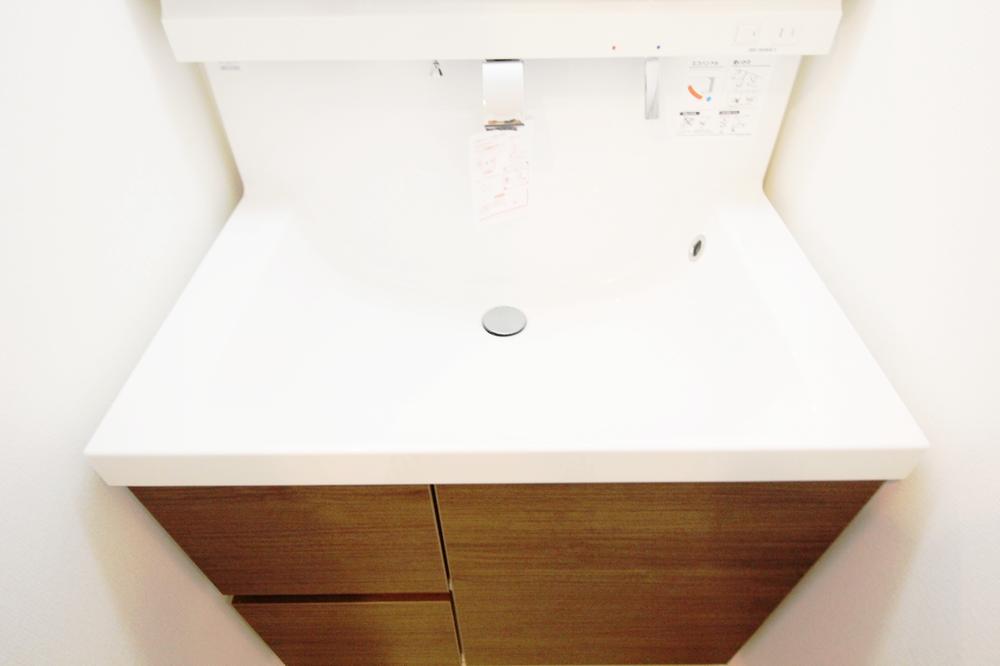 Wash basin, toilet. Building 2