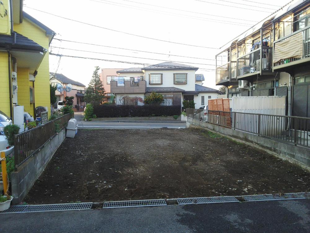 Local photos, including front road. Double-sided road Local (12 May 2013) taken from the southeast side