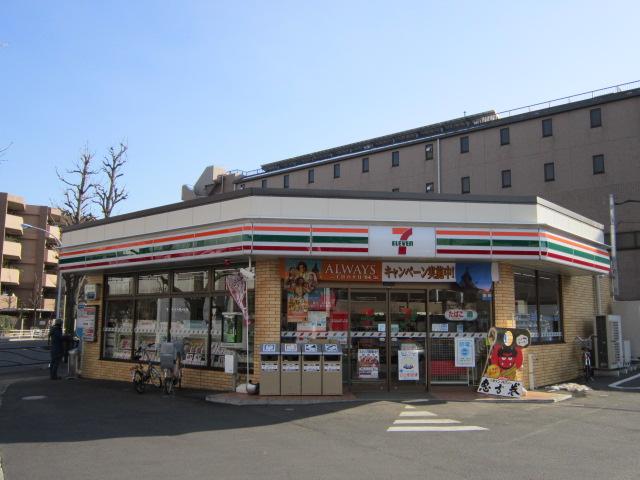 Convenience store. 250m to Seven-Eleven