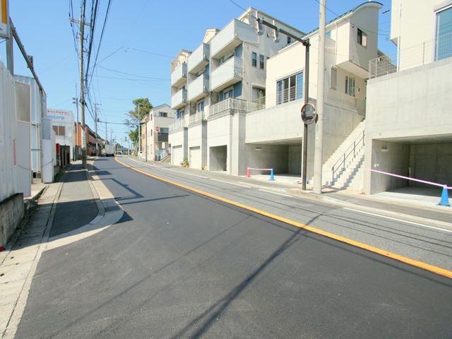 Local photos, including front road. "Goshozuka" bus stop one minute of the convenient location