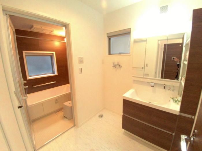 Wash basin, toilet. Shampoo dresser (East Building)