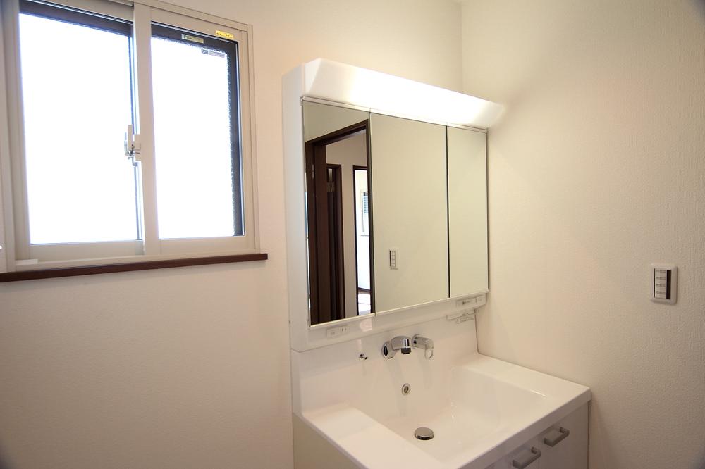 Wash basin, toilet. Washroom