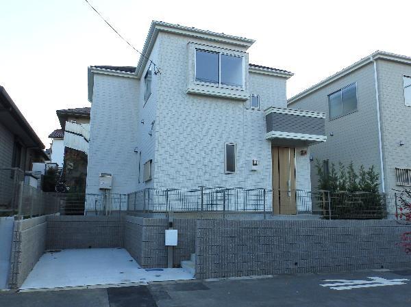 Local appearance photo. Building 2