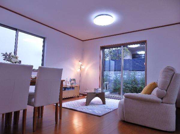 Living. Detached interior introspection Pictures - living south-facing living room (same specifications photo)