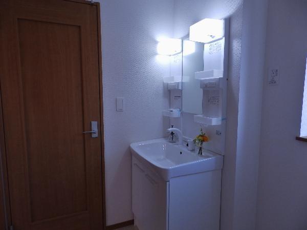 Wash basin, toilet. Shampoo dresser (same specifications photo)