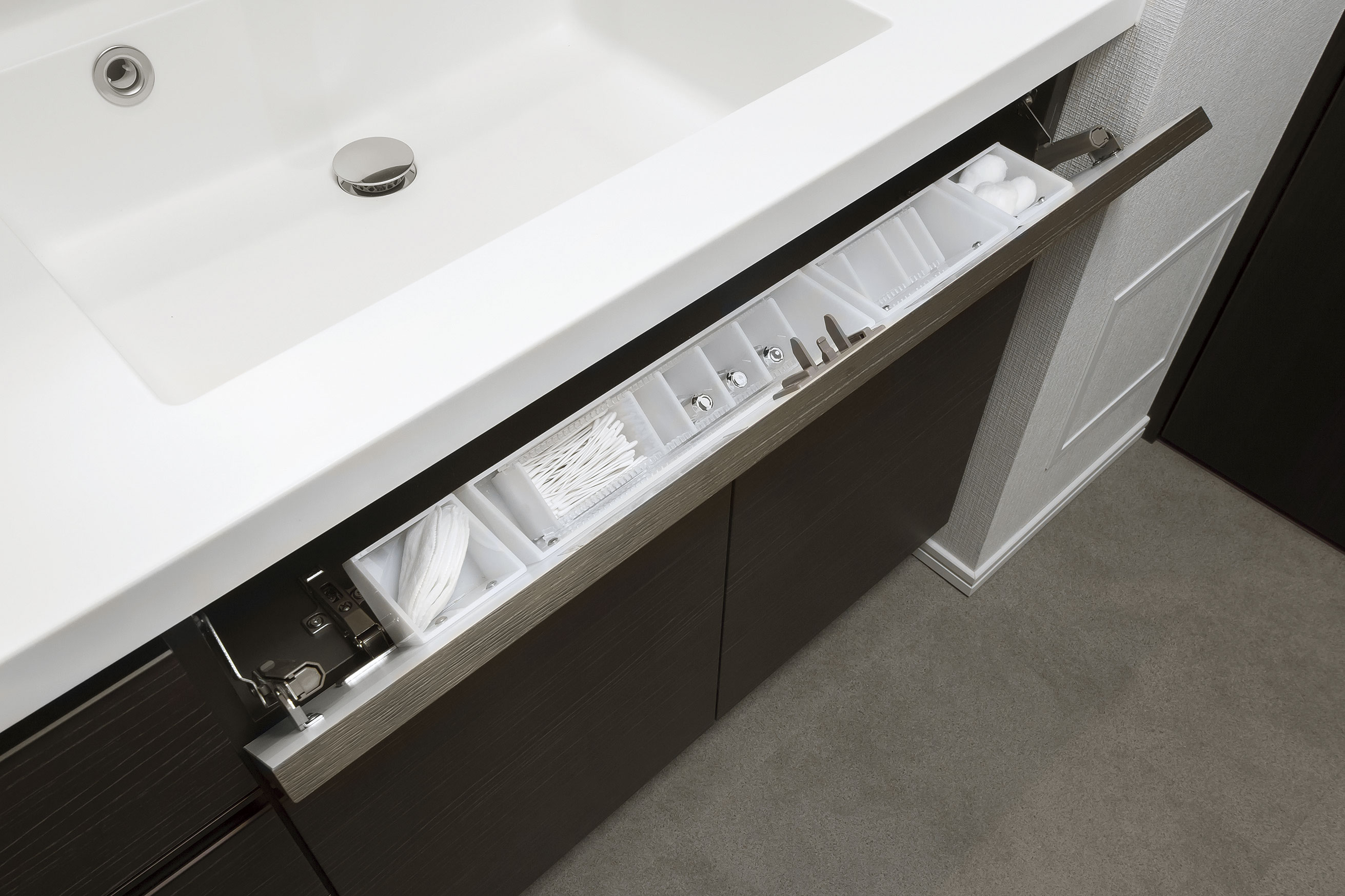 Directions to the model room (a word from the person in charge)