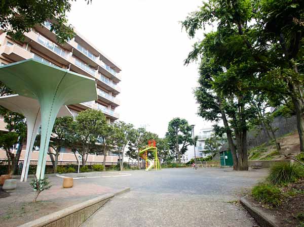 Surrounding environment. Miyazaki leaves park (about 360m ・ A 5-minute walk) is not troubled even in places where Asobaseru small children.