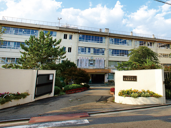 Surrounding environment. Municipal Miyamaedaira junior high school (about 1440m)