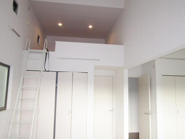 Receipt. The second floor of a loft. Produce a feeling of freedom with a gradient ceiling.