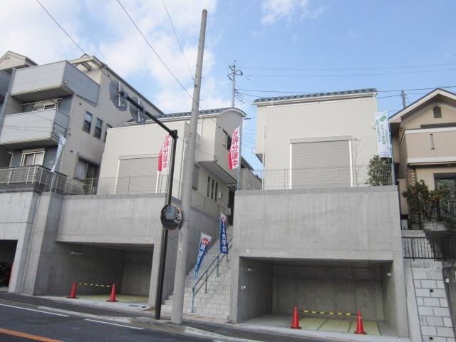 Local appearance photo. Design house.