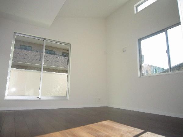Non-living room. The master bedroom has a ceiling height specification