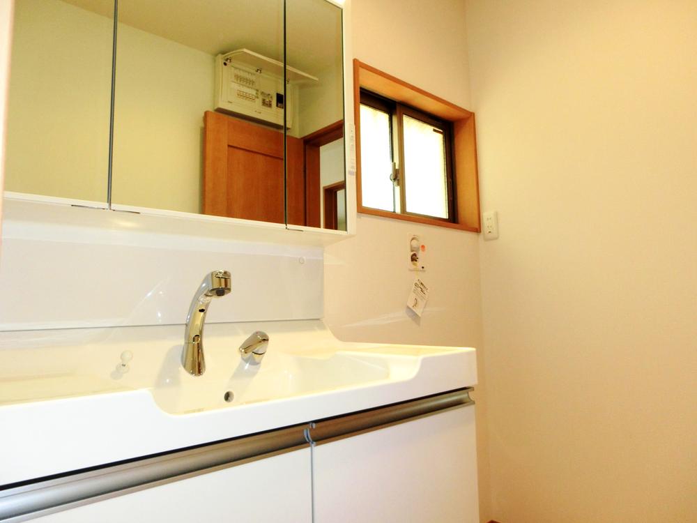 Wash basin, toilet. 1 Building vanity