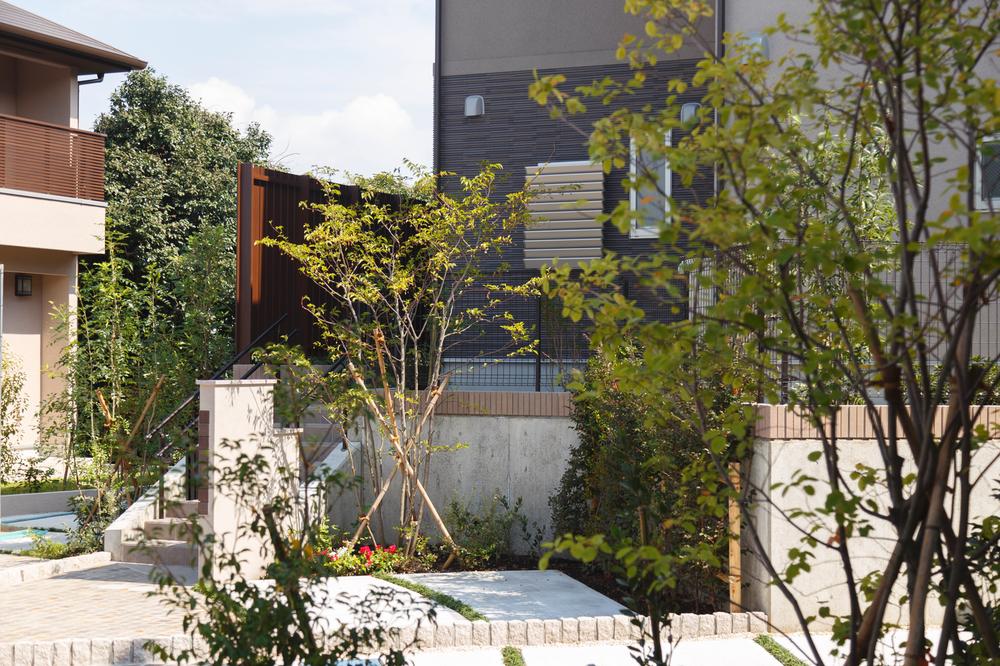 Local photos, including front road. Phase 1 sold, dwelling unit (H25.9_Tsukisatsuei)