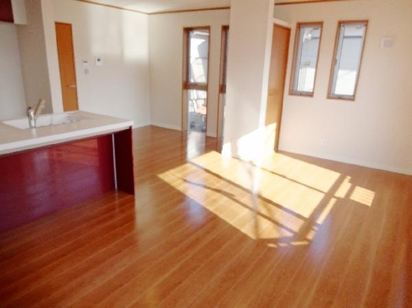 Living. Detached interior introspection Pictures - living three-sided lighting is, Anyway bright! warm! Healthy living