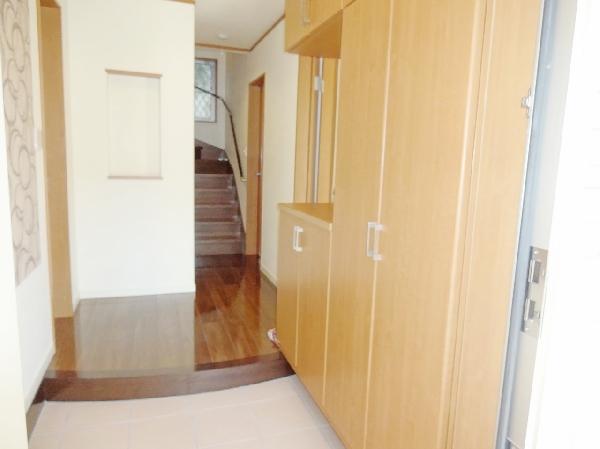 Other introspection. It is a nice entrance hall! Shoes cloak not just. It's there is also housed in the back hall!