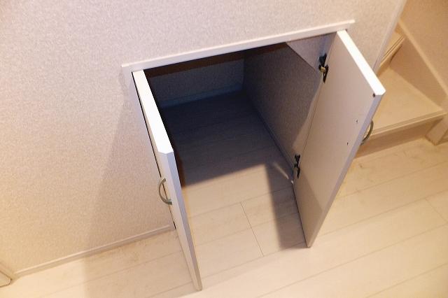 Receipt. This storage space under the stairs ☆ There are quite a depth ☆ Building 2 room (December 13, 2013) Shooting