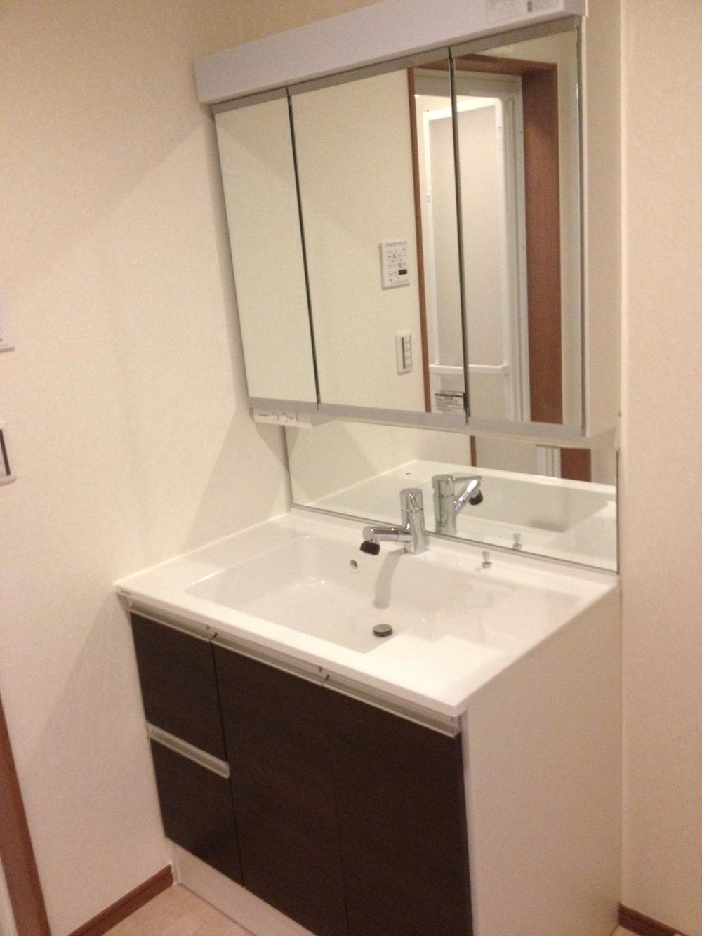 Wash basin, toilet. Room (August 2013) Shooting