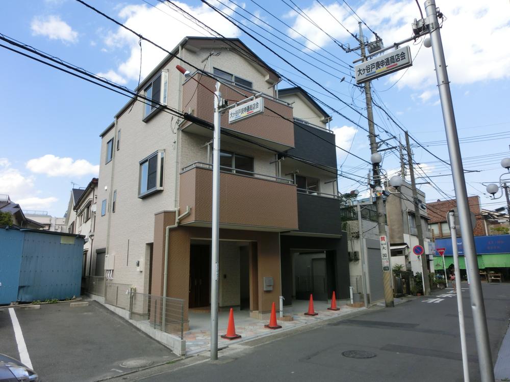 Local photos, including front road. The west side of the A Building because of adjacent land parking, It is even better also positive per there is a feeling of opening!