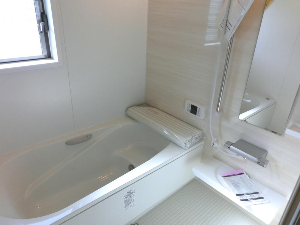 Bathroom. The bright bath, Ventilation are also equipped with a window and good!