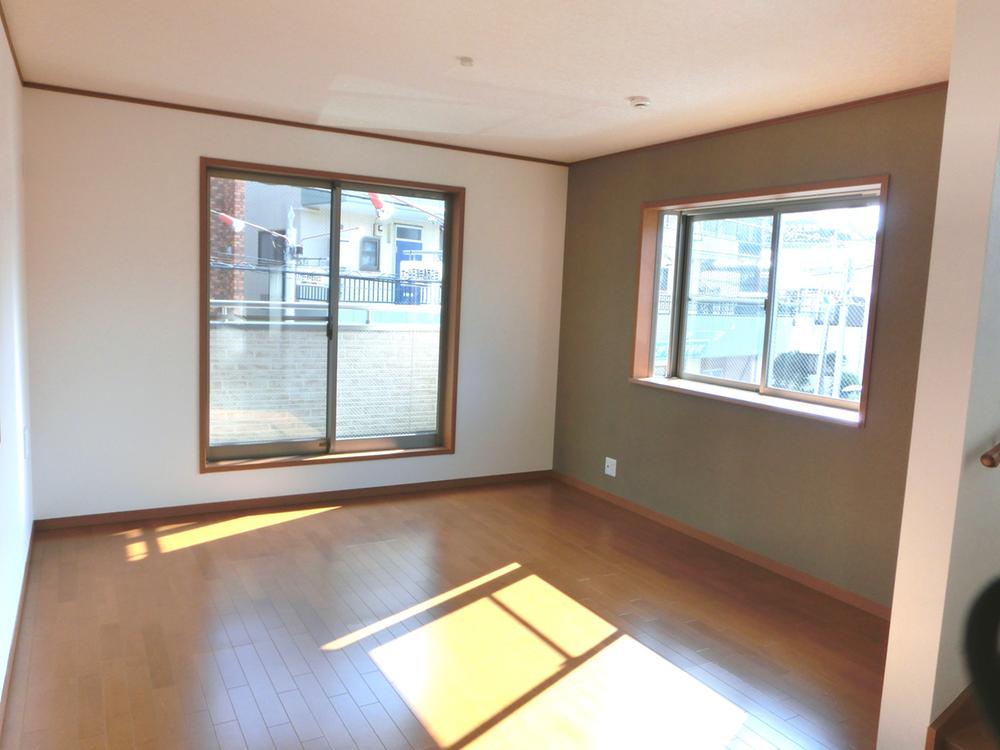 Living. Open living that can be placed a large TV and sofa!