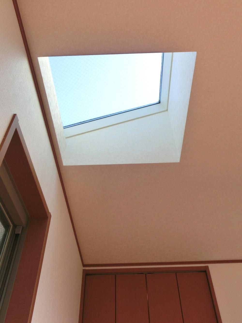 Non-living room. Also jewels Western-style wearing a top light!