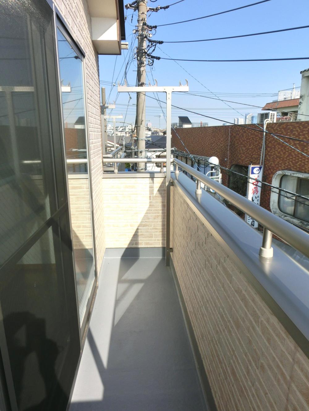 Balcony. Yang per good bright balcony facing the south!