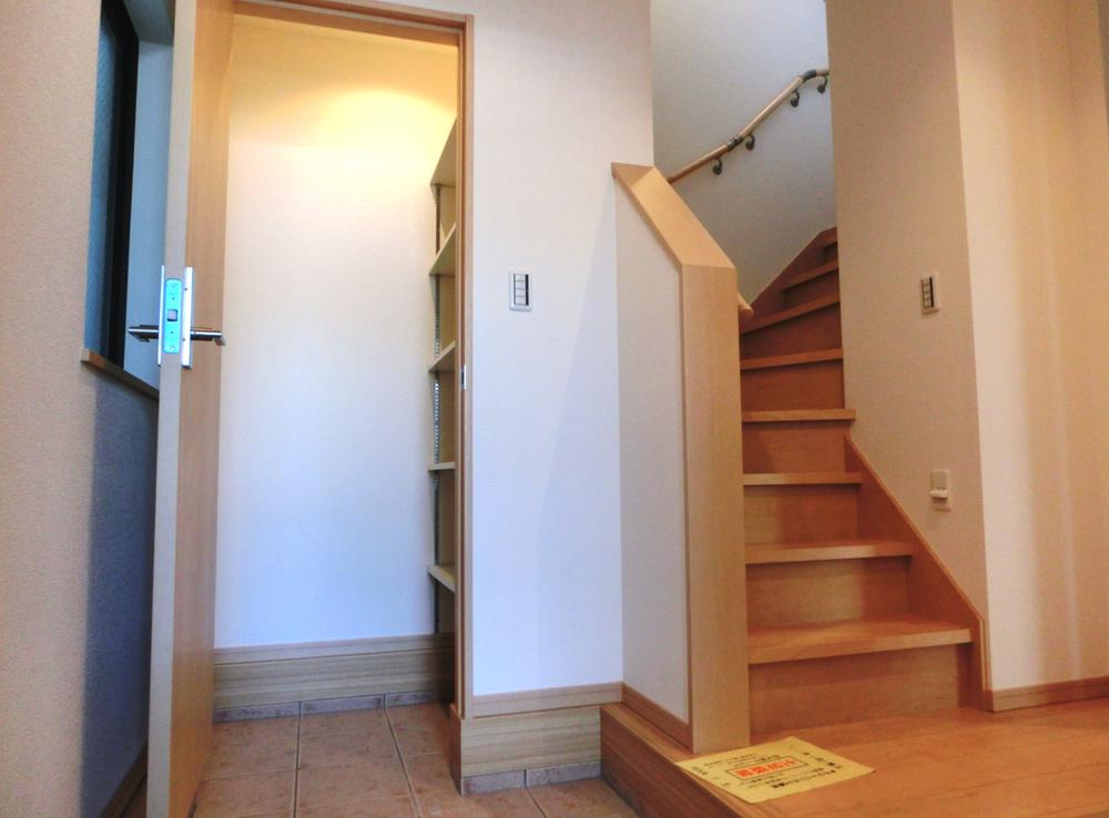 Entrance. Since the entrance (shoes closet) is wide, When the friends came in, You may be surprised?