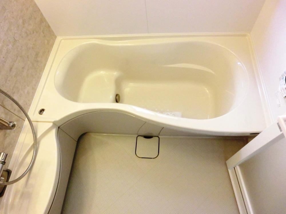 Bathroom. In a large bathroom, Please heal tired of Papa