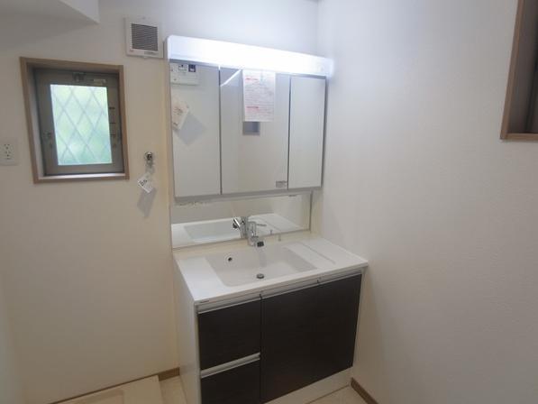 Wash basin, toilet. Local (10 May 2013) Shooting