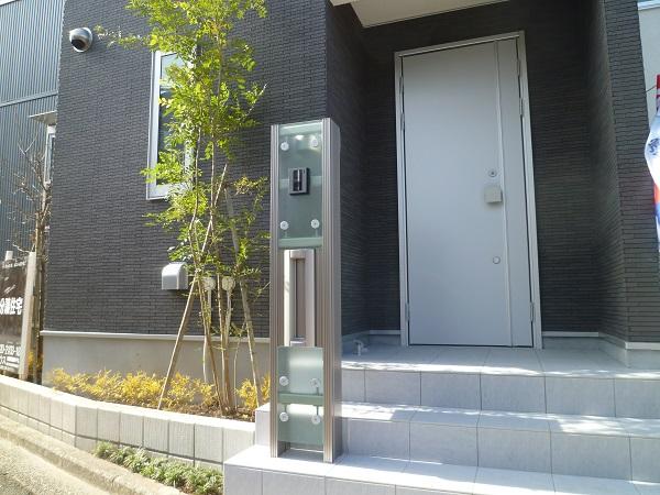 Same specifications photos (appearance). Same specifications complete example of construction (entrance)