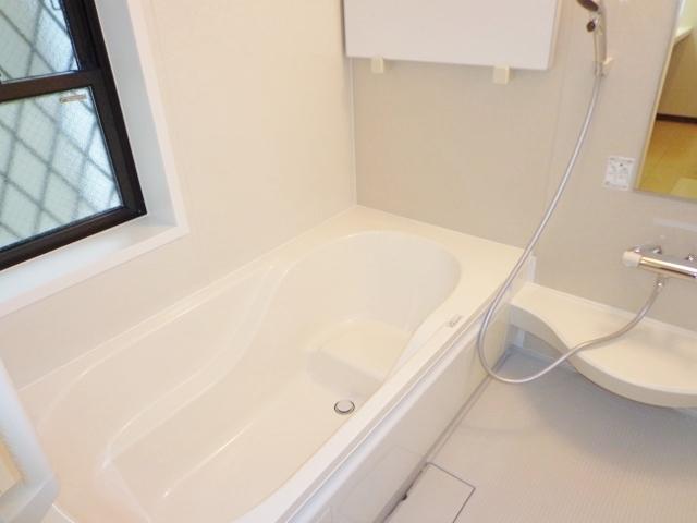 Same specifications photo (bathroom). Same specifications complete example of construction (system bus)