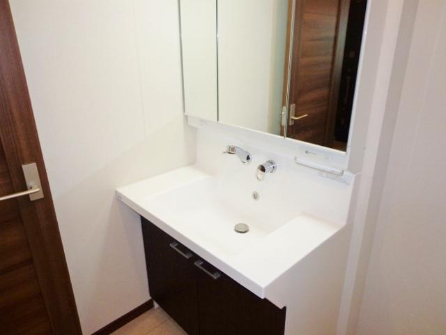 Same specifications photos (Other introspection). Same specifications complete example of construction (vanity)