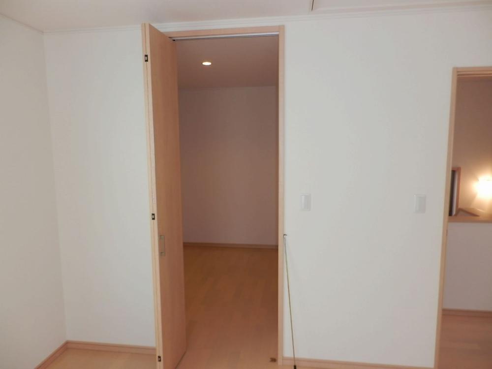 Same specifications photos (Other introspection). The company specification example photo  Walk-in closet