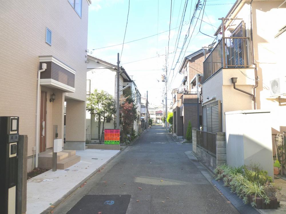 Local photos, including front road. Frontal road